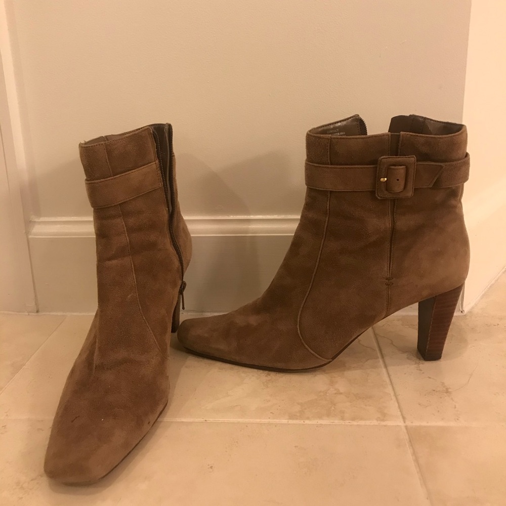 Size 9 1/2 Bandolino tan booties